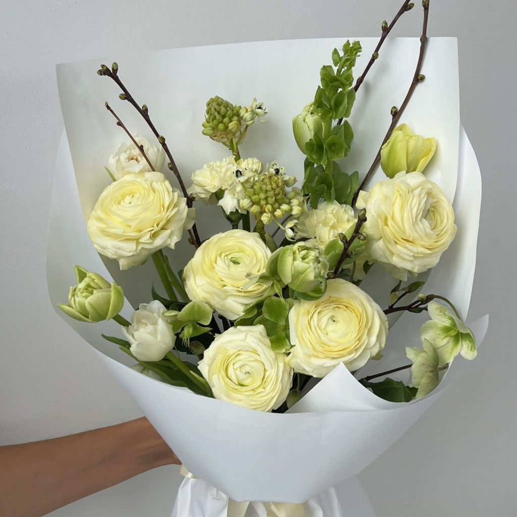 Букет со сливочными ранункулюсами