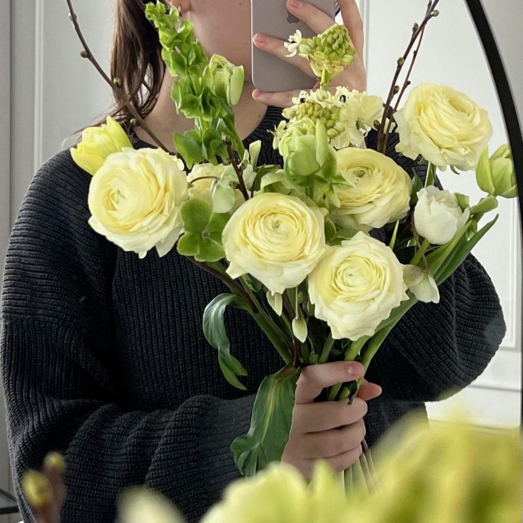 Букет со сливочными ранункулюсами