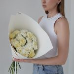Дуо из сливочных и белых гвоздик