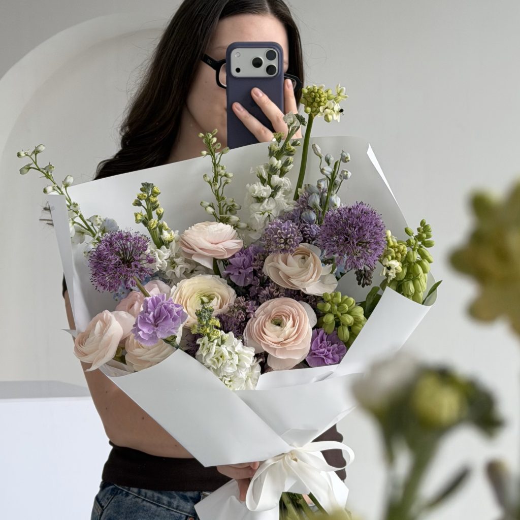 Букет с сиренью и ранункулюсами