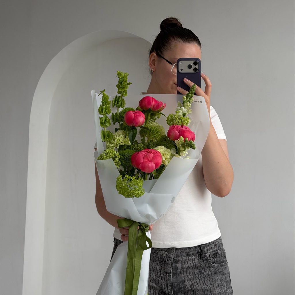 Букет с пионами и зеленью