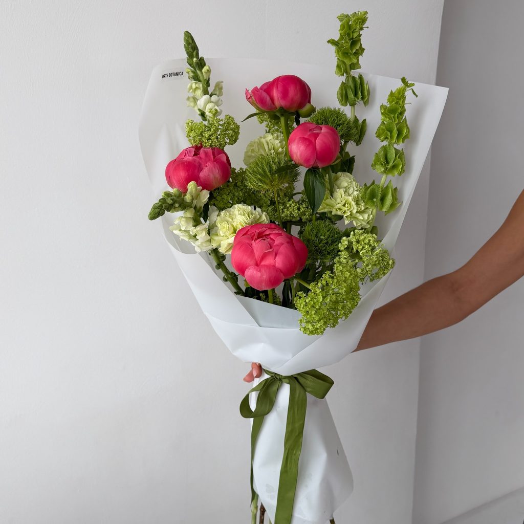 Букет с пионами и зеленью