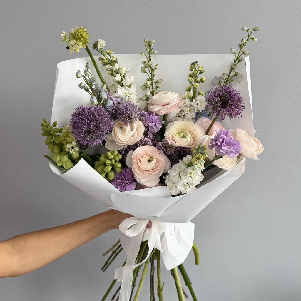 Букет с сиренью и ранункулюсами