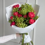 Шикарный букет с пионами корал и зеленью