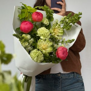 Букет с пионами корал и розами вегги