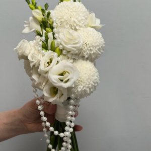 Букет невесты с хризантемой и фрезией